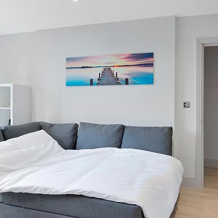 Spacious, 3 Bedroom, 2 Bathroom, Surbiton Exteriör bild