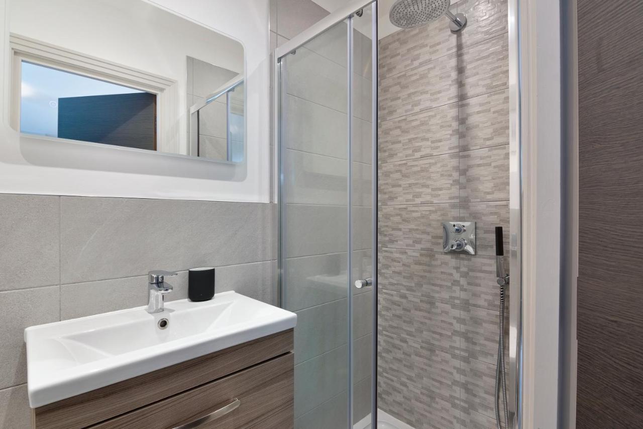 Spacious, 3 Bedroom, 2 Bathroom, Surbiton Exteriör bild