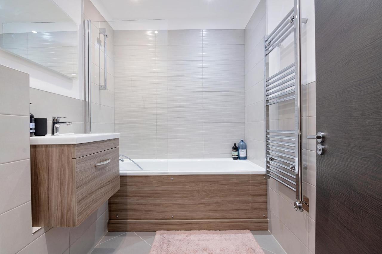 Spacious, 3 Bedroom, 2 Bathroom, Surbiton Exteriör bild