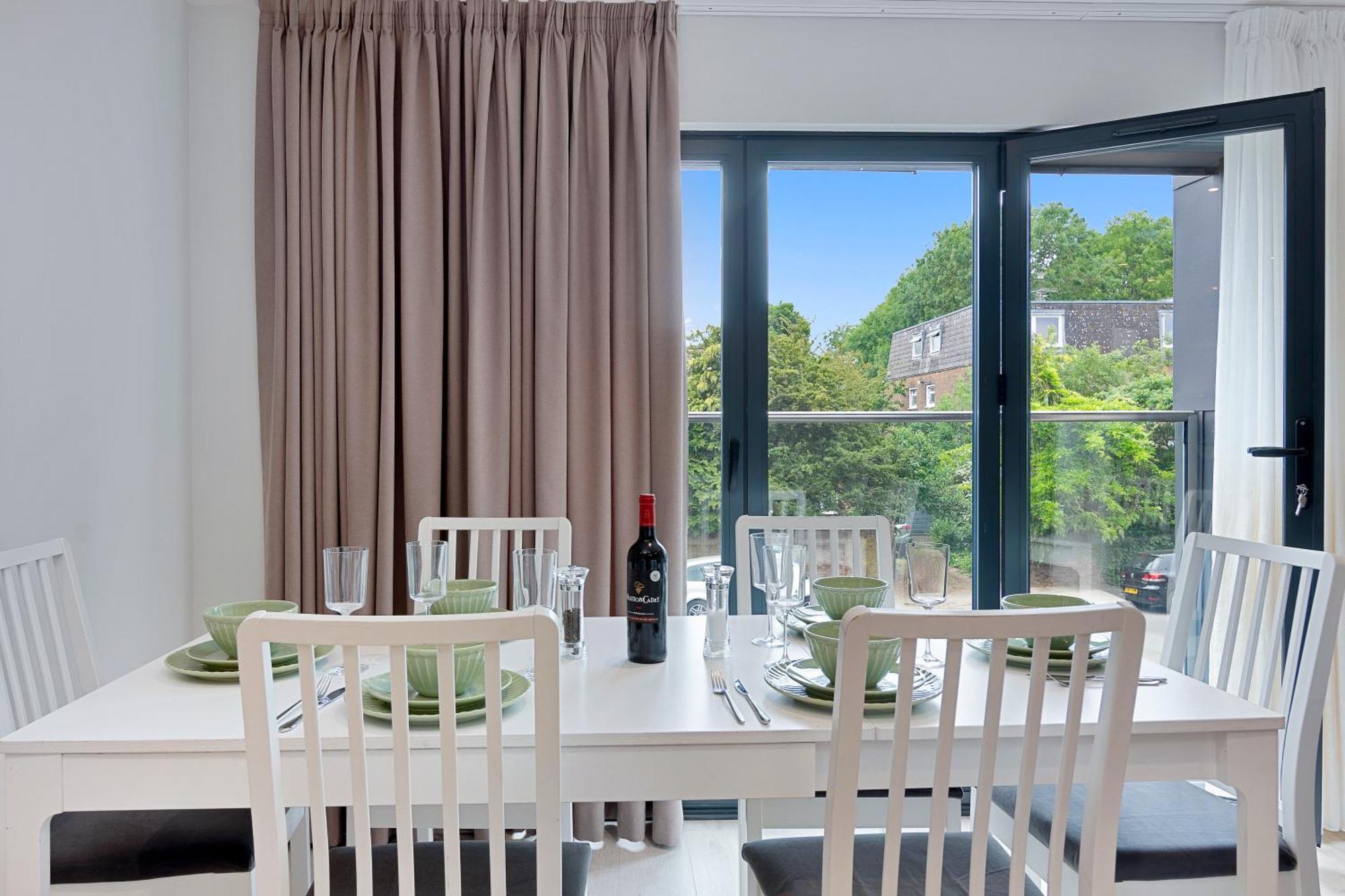 Spacious, 3 Bedroom, 2 Bathroom, Surbiton Exteriör bild
